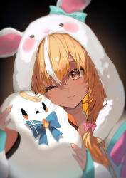 1girl absurdres amana_(pocketkey) blonde_hair dark-skinned_female dark_skin elf highres hololive long_hair multicolored_hair official_alternate_costume pointy_ears shiranui_flare shiranui_flare_(loungewear) solo streaked_hair upper_body virtual_youtuber white_streaks