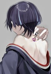 Rule 34 | 1boy, arm behind head, bare shoulders, birthmark, black hair, black kimono, blood, blood on back, blood on hands, blunt ends, facing away, from behind, genshin impact, grey background, highres, injury, japanese clothes, juban, kimono, male focus, median furrow, mitsudomoe (shape), multicolored hair, off shoulder, red kimono, scaramouche (genshin impact), scratches, shoulder blades, solo, streaked hair, tomoe (symbol), white hair, white kimono, yoko (nz g)