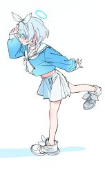 1girl arona_(blue_archive) bad_id bad_pixiv_id blue_archive blue_hair blue_shirt bow bow_hairband braid choker commentary_request dorontabi eyes_visible_through_hair footwear_bow from_side full_body hairband halo hand_up highres leaning_forward long_sleeves looking_ahead medium_hair midriff pink_hair pleated_skirt profile school_uniform serafuku shading_eyes shirt shoes side_braid simple_background skirt solo standing standing_on_one_leg white_background white_hairband white_shoes white_skirt