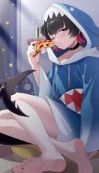 Rule 34 | 1girl, absurdres, barefoot, black hair, blush, eating, ellen joe, feet, feibai, fish tail, gawr gura (cosplay), highres, looking at viewer, medium hair, one eye closed, pizza, pizza slice, red eyes, shark tail, soles, tail, toes, zenless zone zero