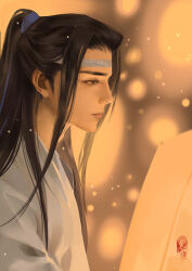 1boy artist_name asian black_hair blue_ribbon chinese_clothes closed_mouth commentary expressionless eyelashes from_side grey_eyes hair_ribbon hanfu hashtag-only_commentary headband lan_wangji lantern light_particles long_hair long_sleeves looking_ahead male_focus modao_zushi night nostrils outdoors paper_lantern pink_lips ponytail realistic ribbon solo thick_eyebrows thick_lips upper_body white_hanfu white_headband ye_dian_pikaqiu
