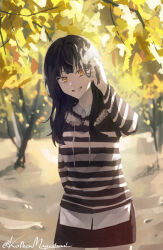 1girl absurdres black_hair black_hoodie day earrings grin hair_behind_ear highres hololive hololive_english hood hoodie jewelry long_hair looking_at_viewer mayushuuu outdoors shiori_novella smile solo striped_clothes striped_hoodie stud_earrings teeth tree twitter_username two-tone_hoodie virtual_youtuber white_hoodie yellow_eyes
