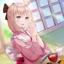 1girl ahoge alternate_costume bad_id bad_pixiv_id blonde_hair blush bow breasts brown_bow chopsticks commentary_request fate/grand_order fate_(series) female_focus food hair_between_eyes hair_bow hakuda_tofu highres indoors japanese_clothes kimono long_sleeves looking_at_viewer medium_breasts okita_souji_(fate) okita_souji_(koha-ace) pink_eyes pink_kimono rice short_hair smile solo soup table translation_request