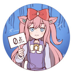1girl :i agnes_digital_(umamusume) animal_ears blue_background blue_eyes blush_stickers bow closed_mouth commentary_request hair_bow highres holding holding_sign horse_ears long_hair looking_at_viewer pink_hair pleated_skirt purple_shirt purple_skirt rakugakiraid red_bow round_image shirt sign signature skirt solo thick_eyebrows translation_request two_side_up umamusume upper_body very_long_hair white_bow