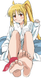 1girl barefoot blonde_hair blush bocchi_the_rock! feet highres ijichi_nijika long_hair looking_at_viewer red_eyes riokasen side_ponytail smile soles toes