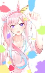1girl :d absurdres airani_iofifteen alternate_costume art_brush blue_hair blush bow_hairband commentary drawing_on_fourth_wall gradient_hair green_hairband hair_bun hair_ornament hairband highres holding holding_brush hololive hololive_indonesia long_hair long_sidelocks looking_at_viewer loose_clothes multicolored_hair multicolored_hairband open_mouth oversized_clothes oversized_shirt paint_splatter paintbrush palette_hair_ornament pink_hair pink_hairband polka_dot_hairband purple_eyes shirt short_sleeves side_ponytail side_up_bun sidelocks smile solo sonoha_shiki swept_bangs t-shirt upper_body virtual_youtuber white_background white_shirt