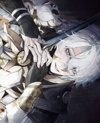 1boy armor black_gloves blue_eyes bright_pupils fingerless_gloves gloves grey_hair grin highres honkai:_star_rail honkai_(series) looking_at_viewer male_focus phainon_(honkai:_star_rail) short_hair smile solo sunset_1830 teeth upper_body white_pupils yellow_blood
