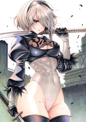 1girl 2b_(nier:automata) black_gloves black_hairband black_thighhighs blue_eyes breasts building cleavage cleavage_cutout closed_mouth clothing_cutout covered_navel dual_wielding feather-trimmed_sleeves gloves groin hair_over_one_eye hairband heattech_leotard highleg highleg_leotard highres holding holding_sword holding_weapon juliet_sleeves katana leotard long_sleeves medium_breasts mole mole_under_mouth nier:automata nier_(series) puffy_sleeves short_hair skindentation sky solo sword thighhighs thighs turtleneck weapon white_hair white_leotard yosaku_vs_hina