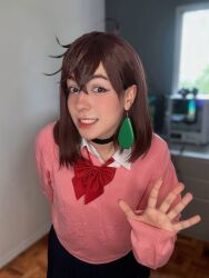 Rule 34 | 1girl, ayase momo, ayase momo (cosplay), blurry, blurry background, bow, brazilian (nationality), brown hair, cosplay, dandadan, female focus, highres, indoors, looking at viewer, medium hair, nerokosplayer, photo (medium), pink sweater, red bow, skirt, solo, sweater, teeth