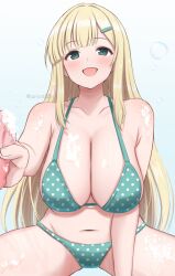 1girl :d bare_arms bikini blonde_hair blunt_bangs blush breasts bubble cleavage commentary_request gradient_background green_background green_eyes highres holding holding_sponge large_breasts long_hair navel open_mouth polka_dot polka_dot_bikini senran_kagura senran_kagura_estival_versus senran_kagura_new_link senran_kagura_shinovi_versus sidelocks simple_background smile soap_bubbles solo sponge surippa1010 swimsuit very_long_hair white_background yomi_(senran_kagura)