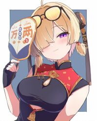 1girl blonde_hair china_dress chinese_clothes clothing_cutout dress eyewear_on_head fingerless_gloves gloves hair_over_one_eye hand_fan highres holding holding_fan looking_at_viewer purple_eyes sasanekomaru single_fingerless_glove smile sweety_(zenless_zone_zero) tinted_eyewear tuanshan underboob_cutout upper_body yellow-tinted_eyewear zenless_zone_zero
