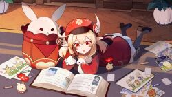 1girl :d aether_(genshin_impact) ahoge albedo_(genshin_impact) arm_support book boots brown_boots brown_gloves brown_scarf cabbie_hat cameo carpet clover_print coat commentary_request crayon dodoco_(genshin_impact) drawing_(object) foot_up genshin_impact gloves hair_between_eyes harikoe hat hat_feather hat_ornament head_rest highres indoors jumpy_dumpty klee_(genshin_impact) knee_boots light_brown_hair long_hair long_sleeves low_twintails lying on_stomach open_mouth orange_eyes paimon_(genshin_impact) pocket pointy_ears reading red_coat red_hat scarf sidelocks smile solo twintails yoimiya_(genshin_impact)