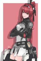 1girl black_bodysuit black_hairband bodysuit breasts crossed_arms grey_bodysuit hair_intakes hairband highres long_hair mechanical_arms multicolored_bodysuit parted_lips ponytail punishing:_gray_raven red_background red_eyes red_hair signature small_breasts solo val-rune vera:_garnet_(pgr) vera_(pgr) very_long_hair white_bodysuit