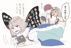 1girl 2boys artoria_caster_(fate) artoria_caster_(first_ascension)_(fate) artoria_pendragon_(fate) blonde_hair blue_cape blue_eyes blush butterfly_wings camera cape carrying crown emiya_shirou fate/grand_order fate_(series) fur-trimmed_cape fur_trim gloves green_eyes hand_on_head hat holding holding_camera insect_wings limited/zero_over looking_at_another multiple_boys no7star oberon_(fate) oberon_(first_ascension)_(fate) orange_eyes pantyhose polaroid_photo princess_carry red_hair robe senji_muramasa_(fate) sharp_teeth silver_hair simple_background smile sweatdrop teeth translation_request twitter_username white_background wings