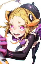 1girl absurdres blunt_bangs blush bodysuit breasts capella_emerada_lugnica commentary_request fangs highres leaning_forward looking_up meltyrice multicolored_hair open_mouth purple_eyes re:zero_kara_hajimeru_isekai_seikatsu simple_background skin_tight solo thighhighs white_background