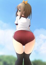1girl ass black_thighhighs blue_sky blurry blurry_background bob_cut bow brown_bow brown_hair buruma cloud commentary_request day depth_of_field from_behind green_eyes gym_shirt gym_uniform hair_bow highres kneepits leaning_forward looking_at_viewer looking_back original outdoors puffy_short_sleeves puffy_sleeves red_buruma shibacha shirt short_sleeves sky solo thighhighs white_shirt