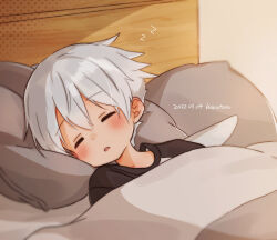 1boy blush child closed_eyes commentary_request crew_neck dot_nose double-parted_bangs far_tarooo hair_behind_ear hair_between_eyes headboard highres kuro_(far_tarooo) lying male_focus on_back open_mouth original pillow shirt short_hair sleeping solo t-shirt under_covers white_hair white_wings wings zzz