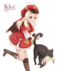 1girl ahoge animal backpack bag black_cat blonde_hair blue_eyes boots bow brown_boots brown_gloves cat character_name commentary_request dodoco_(genshin_impact) dress eareay genshin_impact gloves hair_between_eyes hat highres klee_(genshin_impact) knee_boots long_hair long_sleeves low_twintails mouth_hold newsboy_cap parted_lips puffy_long_sleeves puffy_sleeves red_dress red_eyes red_hat ribbed_socks running simple_background socks solo twintails white_background white_bow white_socks