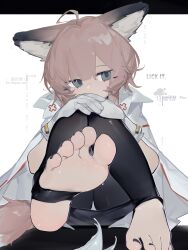 1girl absurdres ahoge animal_ears arknights black_pantyhose chinese_commentary commentary_request feet foot_focus fox_girl fox_tail gloves highres meiwei_de_jianbing pantyhose soles solo stirrup_legwear sussurro_(arknights) tail toeless_legwear toes white_gloves