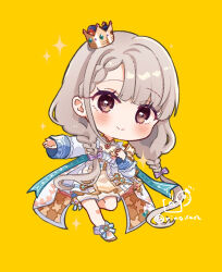 Rule 34 | 1girl, boots, braid, brown eyes, chibi, closed mouth, commentary request, crown, full body, grey hair, hair over shoulder, hisakawa nagi, idolmaster, idolmaster cinderella girls, idolmaster cinderella girls starlight stage, jacket, long sleeves, looking at viewer, low twintails, mini crown, rino cnc, shorts, simple background, sleeves past wrists, smile, solo, tilted headwear, twin braids, twintails, twitter username, white boots, white jacket, white shorts, wide sleeves, yellow background