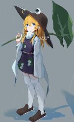 Rule 34 | 1girl, absurdres, animal print, blonde hair, blue eyes, brown hat, brown shoes, commentary, dated, frog print, full body, grey background, grin, hair between eyes, hair ribbon, hand up, hat, highres, holding, holding leaf, ko su kaa, leaf, long sleeves, looking at viewer, medium hair, moriya suwako, parted lips, print skirt, print vest, purple skirt, purple vest, rain, red ribbon, ribbon, shirt, shoes, sidelocks, simple background, skirt, skirt set, smile, solo, standing, thighhighs, touhou, turtleneck, turtleneck shirt, twitter username, vest, white shirt, white thighhighs, wide sleeves