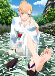 1girl barefoot blonde_hair blush breasts cleavage feet geta hair_bun highres japanese_clothes kimono kitagawa_marin long_hair looking_at_viewer official_art okobo open_mouth platform_sandals red_eyes sandals shoes soles sono_bisque_doll_wa_koi_wo_suru sydus third-party_edit toes unworn_shoes water wet wet_clothes yukata