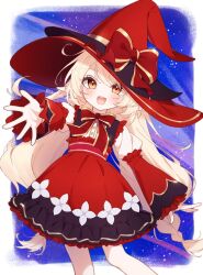 1girl ahoge alice_(genshin_impact) blonde_hair blush bow bowtie commentary_request cowboy_shot dress genshin_impact hat hat_bow highres long_hair long_sleeves looking_at_viewer neneko_sleep open_mouth outstretched_arm pointy_ears red_bow red_bowtie red_dress red_hat solo teeth twitter_username upper_teeth_only very_long_hair witch_hat yellow_eyes