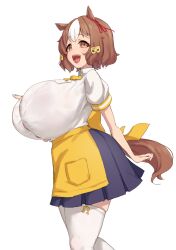 1girl absurdres animal_ears apron apron_pocket arm_behind_back back_bow belno_light_(umamusume) blue_skirt bow breasts brown_hair button_gap collared_shirt commentary cowboy_shot ear_ornament ear_ribbon from_side gigantic_breasts golden_week hair_ornament hand_up highres horse_ears horse_girl horse_tail horseshoe_print letter_hair_ornament looking_at_viewer multicolored_hair noe_(ppppriver) open_mouth pleated_skirt print_thighhighs shirt short_hair short_sleeves simple_background skirt smile solo tail tail_bow tail_ornament teeth thighhighs tight_clothes tight_shirt two-tone_hair umamusume umamusume:_cinderella_gray upper_teeth_only waist_apron waitress white_background white_hair white_shirt white_thighhighs yellow_apron yellow_bow