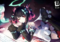 1girl bare_shoulders black_hair blunt_bangs boots bow detached_sleeves feet_up green_bow green_halo hair_bow halo highres long_sleeves looking_at_viewer lying multicolored_hair never_gonna_give_you_up on_stomach one_eye_closed pink_hair red_eyes rokudu_sariel shirt short_hair solo stuffed_animal stuffed_toy thighhighs twintails two-tone_hair wugujizhua zenless_zone_zero