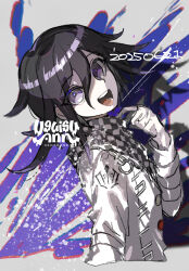 1boy adjusting_scarf arm_belt artist_name black_hair buttons checkered_clothes checkered_scarf commentary cropped_torso danganronpa_(series) danganronpa_v3:_killing_harmony dated flipped_hair from_side grey_background hair_between_eyes highres long_sleeves looking_at_viewer male_focus medium_hair multicolored_buttons oma_kokichi open_mouth purple_eyes purple_hair scarf smile solo teeth two-tone_scarf uguisu_ann upper_body