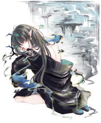 1girl arknights bare_shoulders black_coat black_hair chinese_commentary coat commentary_request covered_mouth dragon_girl dragon_horns dusk_(arknights) full_body green_hair highres horns long_hair long_sleeves looking_at_viewer looking_back median_furrow multicolored_hair off_shoulder orange_eyes painine pointy_ears sitting solo streaked_hair turning_head
