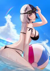 1girl absurdres ass ball beachball bikini black_bikini black_hair black_nails blue_sky cloud cloudy_sky day goggles goggles_on_head grey_hair highres hololive hololive_english karu_(karusenpai) multicolored_hair outdoors shiori_novella sky solo split-color_hair swimsuit two-tone_hair virtual_youtuber water yellow_eyes