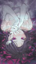 1girl bare_shoulders black_hair blush breasts chromatic_aberration closed_mouth dress earrings elbow_gloves eyelashes flower gloves hair_flower hair_intakes hair_ornament hands_up hashtag-only_commentary highres jewelry kaburagi_(pnoir087) large_breasts long_hair looking_at_viewer lying meloco_kyoran multicolored_hair nijisanji nijisanji_en on_back own_hands_together purple_eyes purple_hair smile solo strapless strapless_dress streaked_hair translation_request very_long_hair virtual_youtuber white_dress white_flower white_gloves