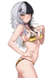1girl absurdres alternate_costume bikini black_choker black_hair blush breasts choker closed_mouth commentary cowboy_shot english_commentary from_side gold_bikini golden_week_bikini grey_hair hair_ornament hand_on_own_hip hand_up helldeer highres hololive hololive_english large_breasts long_hair looking_at_viewer multicolored_hair navel shiny_swimsuit shiori_novella simple_background smile solo split-color_hair standing swimsuit twitter_username two-tone_hair virtual_youtuber white_background yellow_eyes