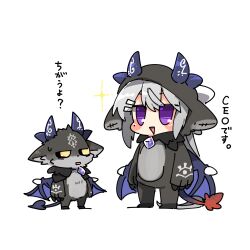 Rule 34 | 1girl, :&gt;, blue wings, blush stickers, chibi, cosplay, debidebi debiru, debidebi debiru (cosplay), grey hair, hair between eyes, hair ornament, hairclip, higuchi kaede, horns, nijisanji, open mouth, ponytail, purple eyes, rebecca (keinelove), simple background, smile, sparkle, standing, translation request, virtual youtuber, white background, wings, yellow eyes