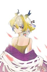 1girl arknights artist_name bare_shoulders blonde_hair blue_hair camisole chinese_commentary choker commentary_request dated dragon_girl dragon_horns eyeliner falling_petals flower from_behind grey_eyes grey_hair hair_between_eyes hair_flower hair_intakes hair_ornament highres horns long_hair looking_at_viewer looking_back makeup median_furrow multicolored_hair off_shoulder official_alternate_costume orange_eyeliner parted_lips petals pointy_ears shu_(arknights) shu_(spring_feast)_(arknights) simple_background solo spaghetti_strap turning_head white_background yellow_camisole yellow_choker yuchi2