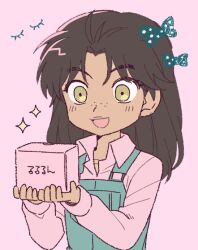 Rule 34 | 1girl, blue overalls, brown hair, collared shirt, dark-skinned female, dark skin, drawn bow, freckles, green eyes, jojo no kimyou na bouken, long hair, long sleeves, open mouth, overalls, pink background, pink shirt, runaway girl (jojo), shirt, solo, sparkle, stardust crusaders, translation request, tsunoji, upper body