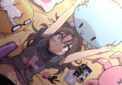 1girl absurdres arms_up bandaid bandaid_on_cheek bandaid_on_face bite_mark blue_choker blush brown_hair bruise bruise_on_arm bruise_on_stomach choker doll ed-chan_(edkuroki) edkuroki grey_eyes grey_shirt highres holding holding_stuffed_toy lying manga_(object) navel nervous_smile on_back on_bed original parted_bangs pillow print_shirt shirt short_sleeves smile stomach stuffed_animal stuffed_octopus stuffed_toy sweat wide-eyed