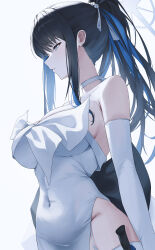 1girl absurdres black_hair blue_archive blue_eyes blue_hair blue_halo breasts choker dress elbow_gloves gloves grey_background halo highres knife large_breasts moda_(mo_da_3) multicolored_hair official_alternate_costume ponytail saori_(blue_archive) saori_(dress)_(blue_archive) simple_background solo two-tone_hair white_choker white_dress white_gloves