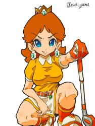 1girl artist_name belt blue_eyes brown_hair crown gloves golf_club highres kneeling looking_at_viewer mario_(series) mario_golf mario_golf:_super_rush nikki_yama nintendo princess_daisy shorts skirt smug thighs tomboy