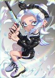 1girl angel_wings artist_name ass bandana bike_shorts black_bandana black_jacket black_shorts blue_eyes blue_hair boots chromatic_aberration closed_mouth commentary_request cross cross_earrings earrings finger_tattoo full_body gradient_eyes grey_background highres holding holding_weapon invisible_chair iria_(yumeirokingyo) jacket jewelry leather leather_jacket long_sleeves looking_at_viewer medium_hair mini_wings multicolored_eyes multicolored_hair multiple_earrings n-zap_(splatoon) nintendo octoling octoling_girl octoling_player_character parted_bangs pink_eyes pink_hair ribbed_sweater shorts sitting smile solo splatoon_(series) stud_earrings sweater tattoo tentacle_hair turtleneck turtleneck_sweater weapon white_boots white_sweater wings yellow_eyes