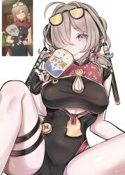 1girl absurdres ahoge black_dress black_gloves brown_hair china_dress chinese_clothes cleavage_cutout clothing_cutout commentary dress english_commentary eyewear_on_head fingerless_gloves game_screenshot_inset gloves hair_over_one_eye hand_fan highres holding holding_fan looking_at_viewer pelvic_curtain purple_eyes rosheil simple_background sleeveless sleeveless_dress smile solo_focus sweety_(zenless_zone_zero) tinted_eyewear tuanshan underboob_cutout white_background yellow-tinted_eyewear zenless_zone_zero