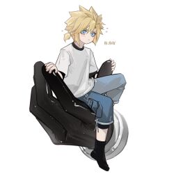2boys aged_down black_boots black_gloves blonde_hair blue_eyes blue_pants blush boots bracer child chinese_commentary chinese_text cloud_strife commentary_request final_fantasy final_fantasy_vii final_fantasy_vii_remake flying_sweatdrops gloves highres holding holding_mini_person low_ponytail male_focus medium_hair mini_person miniboy multiple_boys pants ponytail sephiroth shirt short_ponytail simple_background spiked_hair t-shirt unimeteora white_background white_shirt
