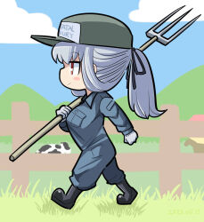 1girl alternate_costume alternate_hairstyle baseball_cap black_boots black_ribbon blue_sky blush boots breasts chibi closed_mouth cloud commentary_request cow dated day fatal_fury fence full_body gloves grass grey_hair grey_jumpsuit hair_ribbon hat highres holding holding_pitchfork itini-sanshi jumpsuit large_breasts long_hair long_sleeves looking_afar outdoors pitchfork ponytail profile red_eyes ribbon rozen_maiden sky smile solo suigintou terry_bogard walking white_gloves wooden_fence