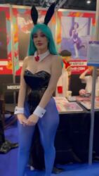 1girl animal_ears animated aqua_hair argentine_(nationality) arms_under_breasts ass_shake bare_shoulders black_leotard blue_pantyhose bow bowtie breasts bulma bulma_(cosplay) cleavage cosplay curvy dragon_ball dragon_ball_(classic) fake_animal_ears female_focus highleg highleg_leotard highres leotard lips long_hair looking_at_viewer medium_breasts pantyhose photo_(medium) playboy_bunny rabbit_ears real_life shiny_clothes smile solo sophie_valentine standing tagme v video wide_hips