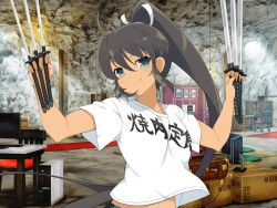 1girl between_fingers black_hair blush bookshelf box breasts cabinet cardboard_box cave chair clenched_hand closed_mouth collarbone computer dark-skinned_female dark_skin denim green_eyes hair_ribbon hanging_light high_ponytail holding holding_sword holding_weapon homura_(senran_kagura) jeans katana koshirae large_breasts long_hair looking_at_viewer microwave monitor multiple_swords multiple_weapons multiple_wielding official_art pants ponytail print_shirt ribbon senran_kagura senran_kagura_new_link senran_kagura_shoujo-tachi_no_shin&#039;ei shirt smile solo sword t-shirt table tan translation_request tsuba_(guard) tsuka-ito very_long_hair weapon white_ribbon white_shirt yaegashi_nan