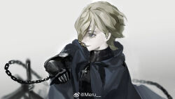 1girl armor black_armor blonde_hair blue_cape blue_eyes blurry blurry_background body_armor burn_scar cape chain chinese_commentary commentary_request gauntlets grey_background hair_over_one_eye highres holding holding_chain knight meru02295238 original scar scar_across_eye scar_on_face short_hair smile solo upper_body watermark weibo_username weibo_watermark