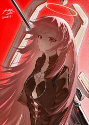 1girl arknights black_jacket chinese_commentary collared_jacket commentary da_dun_dozedove dated halo jacket lemuen_(arknights) long_hair long_sleeves looking_at_viewer parted_lips pink_hair red_background red_eyes signature solo traditional_halo upper_body white_halo zipper