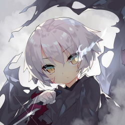 1girl backlighting bandaged_arm bandages black_cloak cloak closed_mouth expressionless facial_scar fate/grand_order fate_(series) female_focus flaming_eye fog glint green_eyes hair_between_eyes hand_up head_tilt holding holding_knife holding_weapon jack_the_ripper_(fate/apocrypha) knife looking_at_viewer multicolored_eyes saru scar scar_across_eye scar_on_cheek scar_on_face short_hair silver_hair slit_pupils solo torn_cloak torn_clothes tsurime upper_body weapon wind yellow_eyes