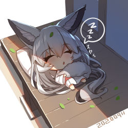 1girl animal_ear_fluff animal_ears barefoot blush chibi closed_eyes commentary_request dated facing_viewer fox_ears fox_girl fox_tail hair_between_eyes highres japanese_clothes kimono leaf leaf_on_head long_hair long_sleeves lying obi on_back original parted_lips pillow sash silver_hair sleeping solo spoken_zzz tail translation_request veranda very_long_hair white_background white_kimono wide_sleeves yuuji_(yukimimi) zzz